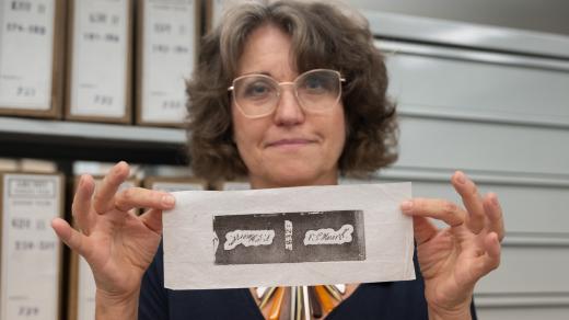 Historička Dagmar Hájková z MÚA a otisk podpisového razítka TGM