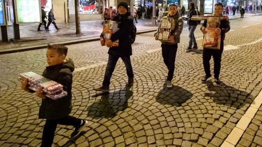 Lidé si nosili na Václavské náměstí vlastní rachejtle a petardy.