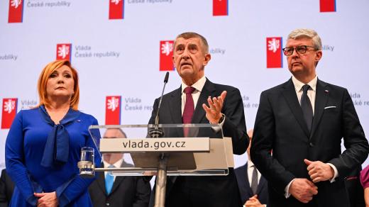Andrej Babiš (uprostřed) na tiskové konferenci po jednání vlády s Alenou Schillerovou a Karlem Havlíčkem