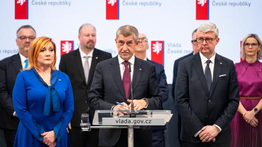 Zleva ministryně financí Alena Schillerová (ANO), premiér Andrej Babiš (ANO) a ministr průmyslu a obchodu Karel Havlíček (ANO) na tiskové konferenci po první schůzi nové vlády