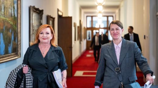 Zleva ministryně financí Alena Schillerová (ANO) a ředitelka Úřadu vlády Tünde Bartha přichází na zasedání nové vlády ANO, SPD a Motoristů