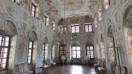 Taneční sál má okna ze tří stran a je vysoký přes dvě patra