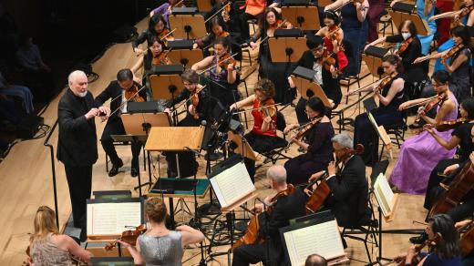 Skladatel a dirigent John Williams v čele orchestru