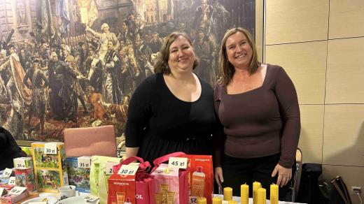 Kateřina Luzarová a Lenka Filipovská u českého stánku na Mezinárodním charitativním trhu