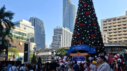 Vánoční strom a vánoční trhy na Siam Square. Bangkok, Thajsko