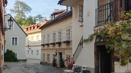 Nový svět a dům U Zlaté hvězdy s maličkou pavlačí