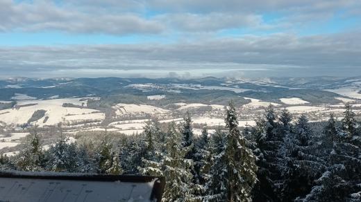 Výhled z rozhledny na Královci je vskutku dechberoucí