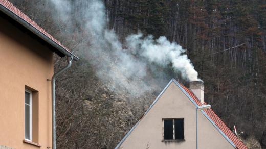 Kouřící komín, ilustrační foto.