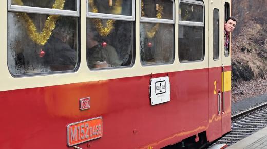 Svátečně vyzdobený vlak turnovského Kolej klubu rozvážel se skauty z Lomnice nad Popelkou Betlémské světlo po Libereckém kraji