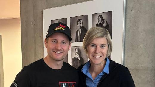 Motocyklista Martin Michek s moderátorkou Pátečního finiše Kateřinou Neumannovou