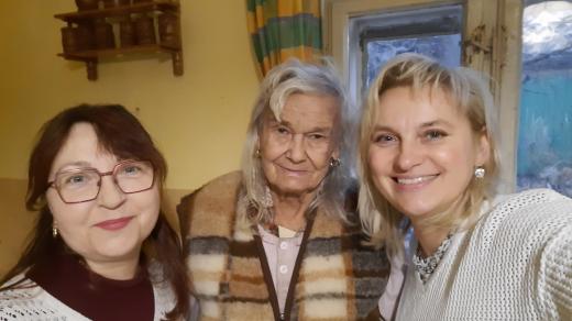 Redaktorka Českého rozhlasu Vysočina Dáša Kubíková, obdarovaná paní Olga a dobrovolnice Pavlína