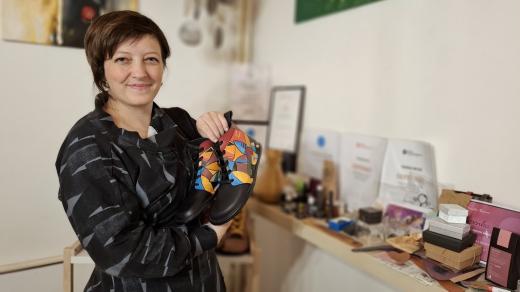 Veronika Mocová s ručně šitou obuví na míru