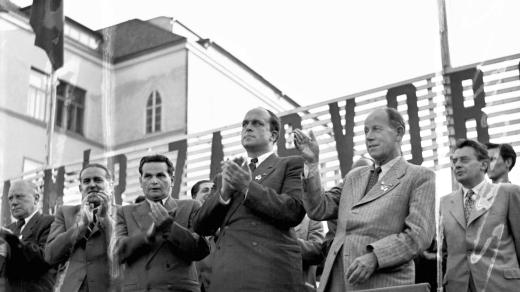 Mírová manifestace pražského lidu na Staroměstském náměstí v Praze. Václav Nosek, Antonín Gregor, Viliam Široký, Oldřich John, Antonín Zápotocký, Bedřich Geminder