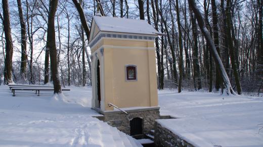 Kaplička z pramenem v Olší u Majetína byla postavena ve výroční rok příchodu sv. Cyrila a Metoděje