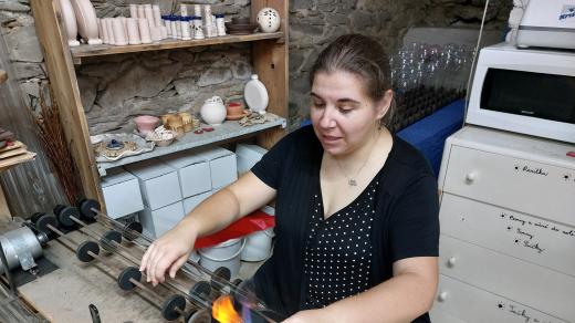 Jana Komárková ve své dílně v Křeči na Vysočině