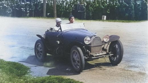 Eliška Junková na závodech Zbraslav–Jíloviště (1927, digitálně kolorováno)