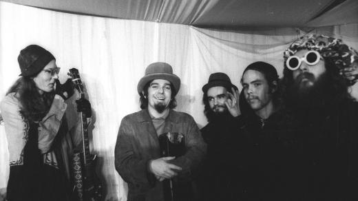 Hudebník Captain Beefheart, vlastním jménem Don van Vliet, se členy své kapely v roce 1969