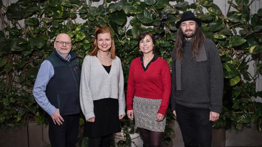 Hosté ArtCafé (zleva) Petr Glogar, představený pražské komunity bosých karmelitánů, Dominika Mithofer, farářka ČCE v Roztokách Anna Pokorná, farář ČCE na Smíchově Jonatan Hudec