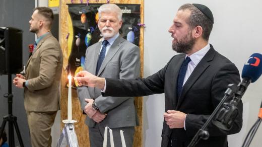 Prezident Petr Pavel navštívil chanukovou oslavu v Lauderových školách
