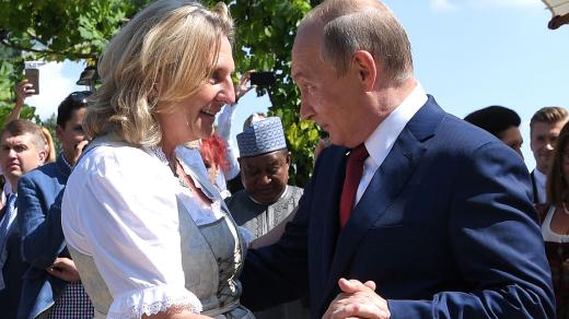 Bývalá rakouská ministryně zahraničí Karin Kneisslová tančí s ruským prezidentem Vladimirem Putinem na její svatbě v Gamlitzu (2018)