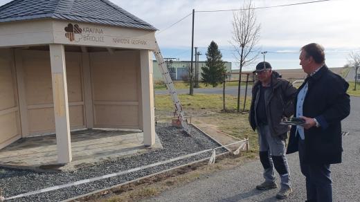 Svatoňovický hexagon, pokrývač Jaromír Machala a budišovský starosta Patrik Schramm
