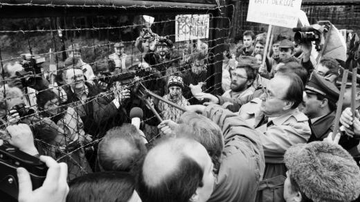 Stříhání hraničních drátů u Rozvadova 23. prosince 1989