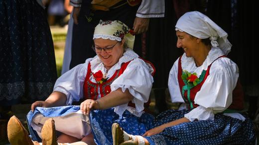 Dvě ženy na oslavách 100. výročí Valašského muzea v přírodě