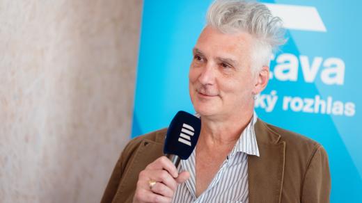 Zahájení Kafkovského léta v kavárně galerii DOX, 22. června 2024, historik umění Otto M. Urban