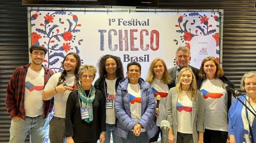 Skupina Pramen pod vedením Ivany Malechové hraje české písničky