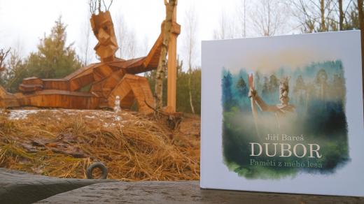 Jiří Bareš, autor dřevěné sochy Dubora, sepsal deset povídek, které propojují historii města a našich lesů ztělesněných Duborem