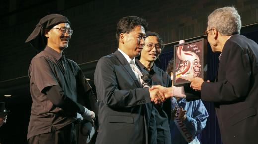 Předání Ig Nobelovy ceny - zleva Sei Sato, Tomoki Kojima a Kazato Oishi