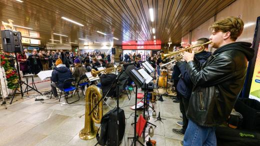Vánoční koncert pořádaný Dopravním podnikem hl. m. Prahy ve vestibulu metra