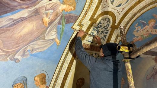 Restaurátor Dušan Rohlík pracuje na 13 metrů vysokém lešení