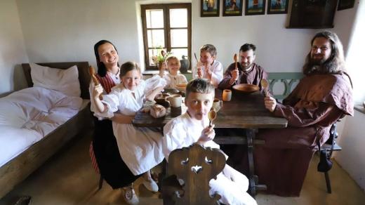 Na motivy pohádky Boženy Němcové natočil amatérský filmový spolek z Lačnova na Vsetínsku celovečerní pohádku Pútníci