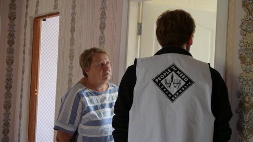 Humanitární pracovníci nyní na Ukrajině pomáhají s opravou domů poničených válkou