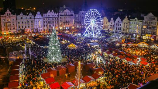 Tisíce lidí procházejí přes den adventním trhem na náměstí Republiky v Plzni. Co se ale děje v noci, když stánky zavřou?