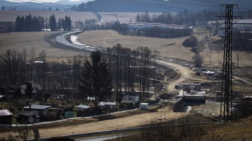 Zklidnění dopravy ve městě přinese nový obchvat Kaplice (foto ze stavby v březnu 2025)