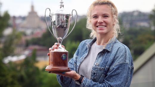 Kateřina Siniaková s trofejí pro vítězku čtyřhry ve Wimbledonu