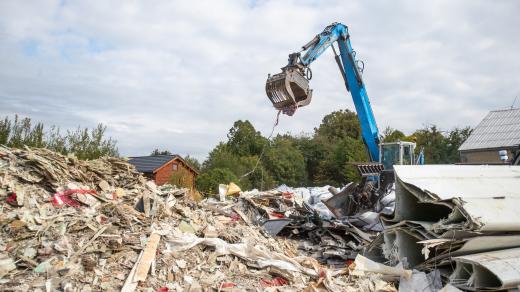 Takto vypadala likvidace černé skládky v Jiříkově na Bruntálsku (archivní foto, září 2025)