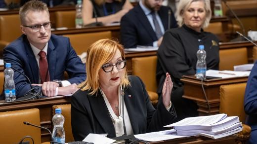 Alena Schillerová na jednání Poslanecké sněmovny 24.11.2025
