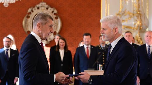 Prezident Petr Pavel jmenoval Andreje Babiše (vlevo) předsedou vlády
