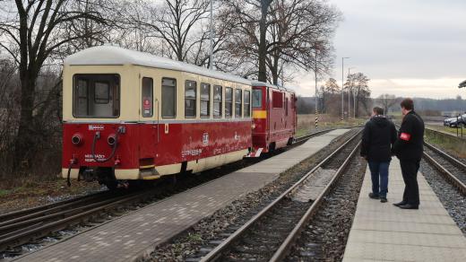 Slavnostní výjezd prvního osobního vlaku v režii dopravce Osoblažská úzkorozchodná dráha 14. prosince 2025