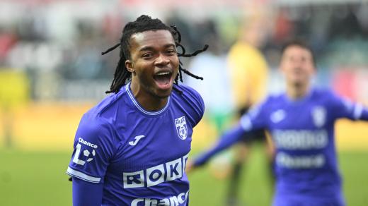 Lucky Ezeh,slaví gól v síti Bohemians