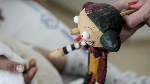 „Dítě sleduje jen příběh a potom se uvolní.“ Spolek Loutky v nemocnici pomáhají už dvacet let