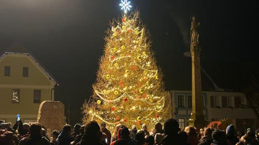 Hodně netradiční vánoční strom rozsvítili večer v Novém Hrádku na Náchodsku