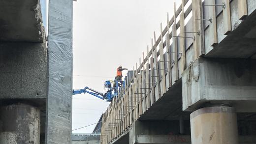 Tramvaje budou ještě půl roku projíždět staveništěm