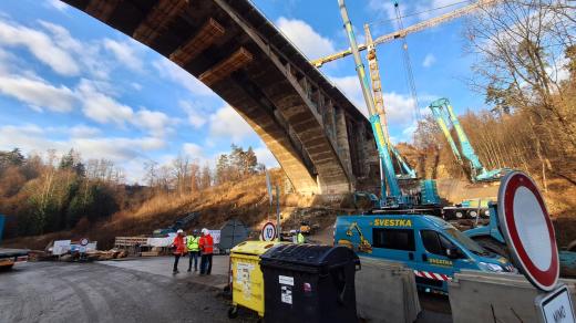 Silničáři pod mostem Šmejkalka
