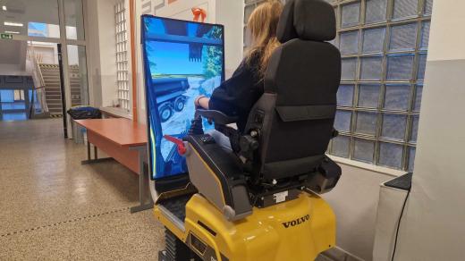 Studenti Střední stavební školy v Havlíčkově Brodě se učí na simulátoru rypadla