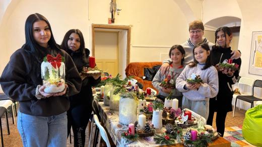 Děti na faře v Protivíně na Písecku ručně vyrábí vánoční svícny, věnce i betlémy
