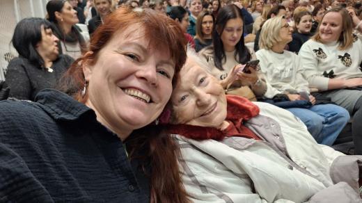 Jiřina (90) dostala od Ježíškových vnoučat dárek, vyšla si na koncert Janka Ledeckého